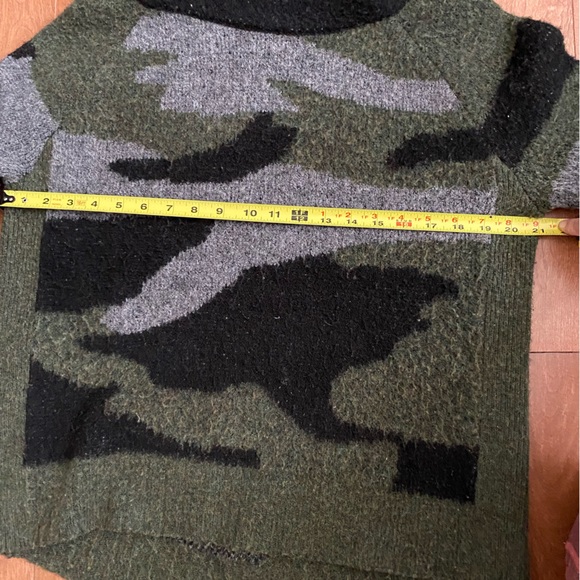 Turtle neck camo sweater - Picture 4 of 5